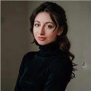 Studentessa al terzo anno di Statistica, impartisce lezioni di matematica per studenti di scuola elementare, media e superiore